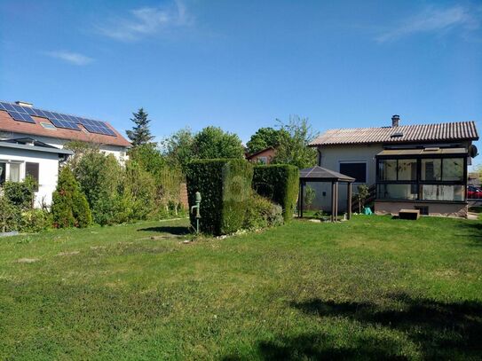 GARTENGENUSS AUF GROSSEM GRUND MIT KLEINEM HAUS