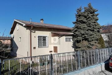 GARTENGENUSS AUF GROSSEM GRUND MIT KLEINEM HAUS