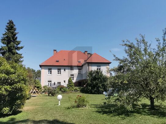 REPRÄSENTATIVE DIREKTIONSVILLA MIT UNEINSICHTIGEM GARTEN