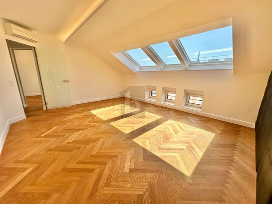 LICHTDURCHFLUTET MIT SKYWINDOW UND EDLEM FISCHGRÄTPARKETT