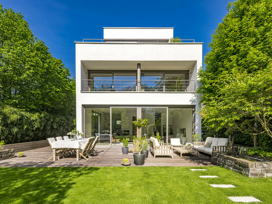 Repräsentative Bauhaus-Villa mit lichterfülltem Ambiente und Traumgarten