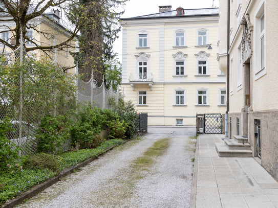 RIEDENBURG | Generalsanierte 3-Zimmer-Wohnung mit Balkon und Garage in wunderschönem Altbau