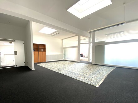 MAXGLAN | (€ 8,- netto / m²!) Großzügige Bürofläche mit flexiblem Raumprogramm