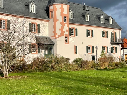 ERSTBEZUG NACH SANIERUNG - INDIVIDUELLES WOHNEN IM EHEMALIGEN JAGDSCHLOSS