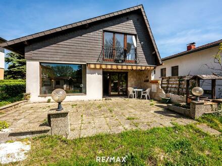 SANIERUNGS-HIT! Großzügiges Einfamilienhaus mit Pool auf 975 m² großem Pachtgrund