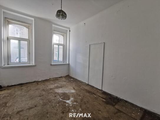 1 Zimmer Wohnung. 2te vorhanden, zum Zusammenlegen. Sanierungsobjekte.