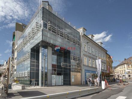 Architektonischer Bürokomplex im Zentrum