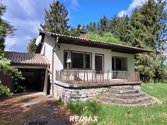 Bungalow mit schönem Park, Garage und Nebengebäude