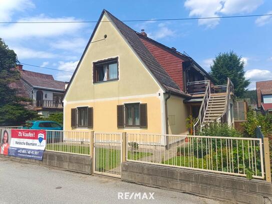 Einfamilienhaus m. 2 getrennten Wohneinheiten, Doppelgarage u. großem, sonnigen Grundstück!