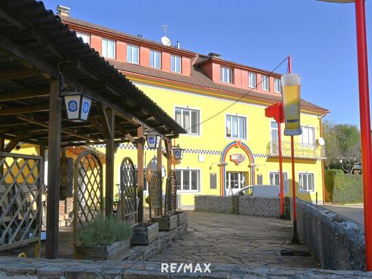 Zinshaus 5,5% Rendite, 6 Wohnungen, 3000m² Gst. + RESTAURANT & DINNER PizzBurg - Hohenburger- Hof