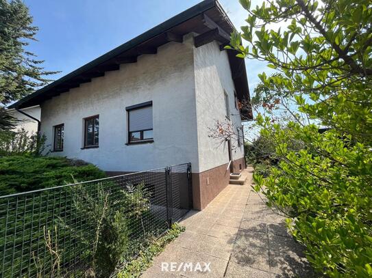 Geräumiges Wohnhaus mit ebenem Garten in ruhiger Lage