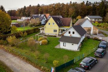 Hausansicht mit Nebengebäude und Garten