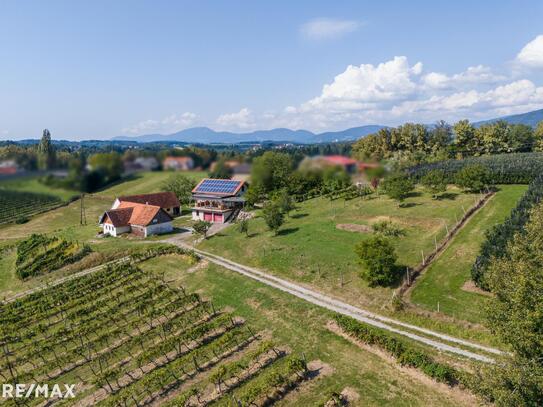 Naturnah wohnen: Liegenschaft für Selbstversorger mit Wohnhaus in nachhaltiger Bauweise