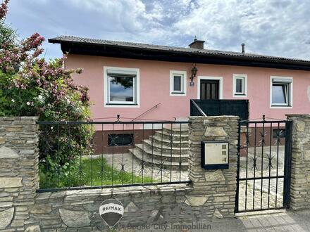 "Erweiterbarer Bungalow mit Keller und Garage auf großzügigem Grundstück"