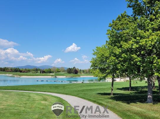 "Wohnen und Golfen am See!"