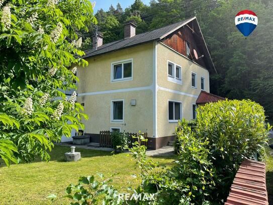 Großzügige Gartenwohnung mit Terrasse und Doppelgarage