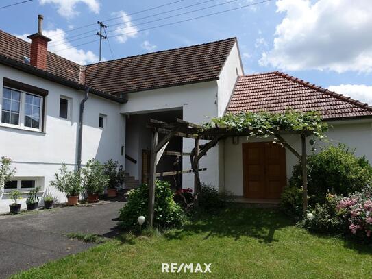 2 Häuser, idyllischer Garten mit Quelle, Brunnen, schöner Innenhof und Garage!