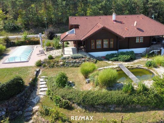 Haus in Ruhelage am Waldrand mit Swimmingpool und Teich.