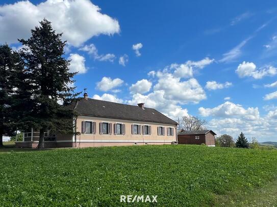 Außergewöhnliche Lage! Geräumiges Wohnhaus, 2 Carports, Brunnen, Kachelofen...