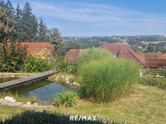 Haus in Ruhelage am Waldrand mit Swimmingpool und Teich.