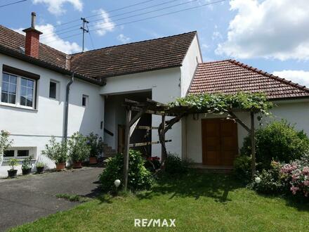 2 Häuser, idyllischer Garten mit Quelle, Brunnen, schöner Innenhof und Garage!