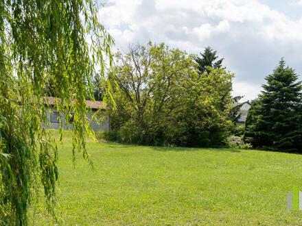 BESONDERS ATTRAKTIVES BAUGRUNDSTÜCK IN RUHIGER GRÜNLAGE MIT WUNDERSCHÖNEM AUSBLICK
