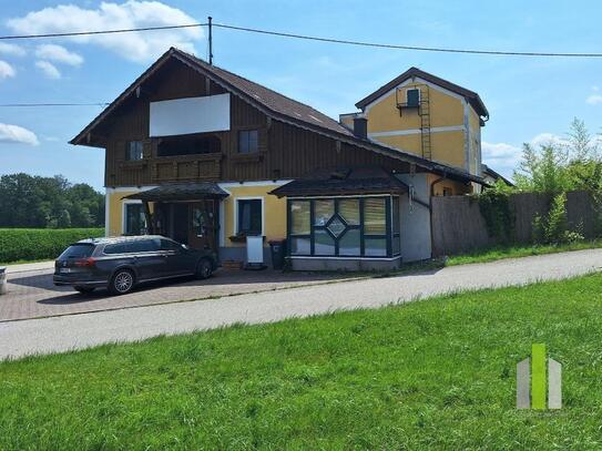 Seltene Gelegenheit: Große Halle mit Wohnung, Garten und Schwimmteich