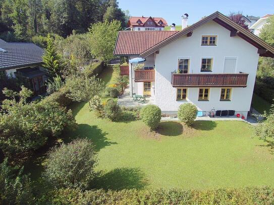 Helle 3 Zimmer Wohnung mit großzügiger Terrasse und Blick auf den Mondsee für Gartenliebhaber