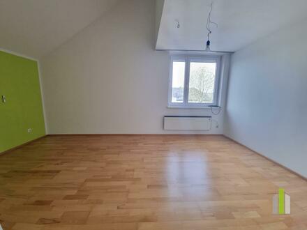 Neuer Preis: Helle 2 Zi.-Dachgeschoß-Wohnung mit TG