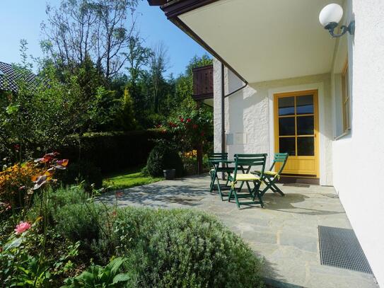 Helle 3 Zimmer Wohnung mit großzügiger Terrasse und Blick auf den Mondsee für Gartenliebhaber