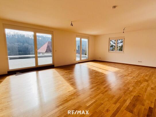 Neuer Preis! Schöne, große 4 Zimmer Wohnung mit großer Terrasse. Provisionsfrei!