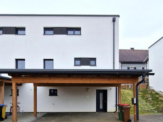 Moderne Doppelhaushälfte mit Eigengarten und Carport