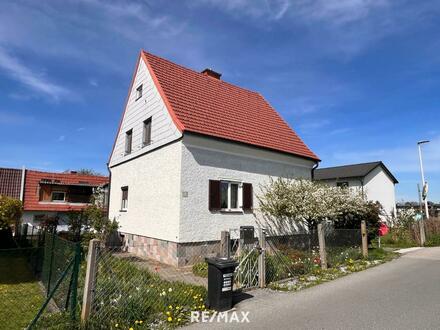 Haus mit großem, sonnigen, ebenen Grundstück und Nebengebäude in Ruhelage