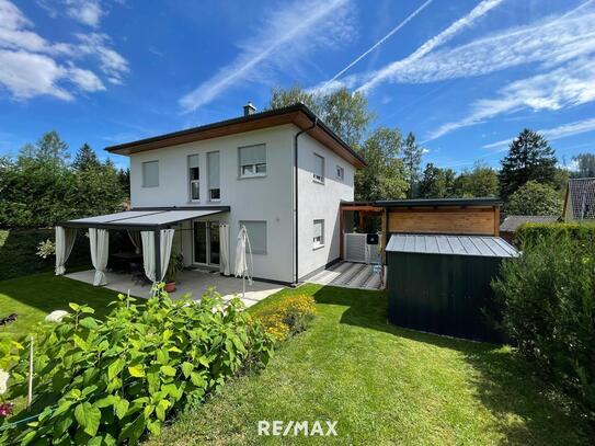 Großzügiges Einfamilienhaus in neuwertigem Zustand mit überdachter Terrasse und Doppel-Carport