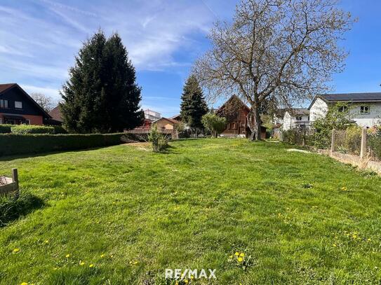 Teilbares Grundstück, sonnig und eben, mit kleinem Haus und Nebengebäude in Ruhelage