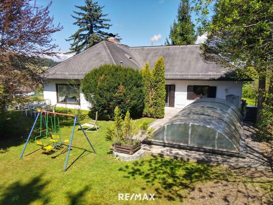 Beeindruckender Bungalow mit großem Garten und Pool