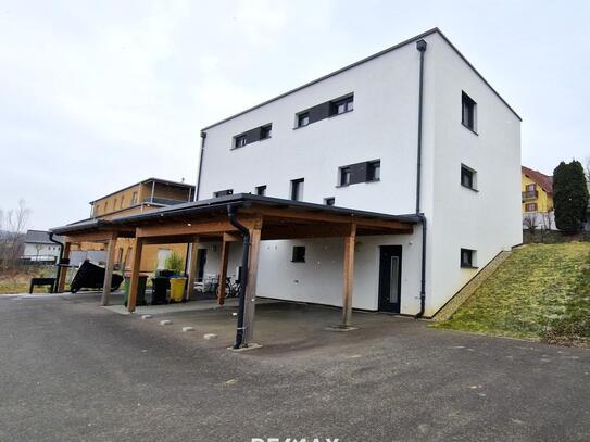 Moderne Doppelhaushälfte mit Eigengarten und Carport