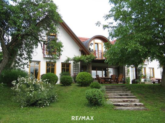 Exklusives Landhaus in Panoramalage mit Ganztagssonne, Naturschwimmteich und Stadtnähe!