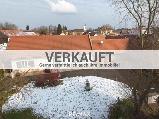 Sanierungsbedürftiges Einfamilienhaus mit Nebengebäuden auf großem Grundstück in Lichendorf