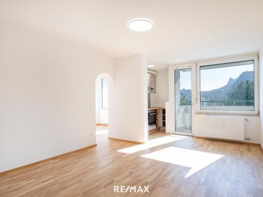 Ihr neues Zuhause: Attraktive neu renovierte 2 Zimmer Starter-Wohnung mit Loggia und Tiefgaragenstellplatz