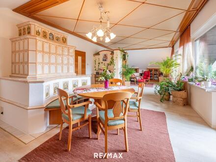 SkyHeaven: Einzigartiges 3-Zimmer-Domizil im Dachgeschoss mit großem Loggia-Balkon, nähe Schloss Aigen