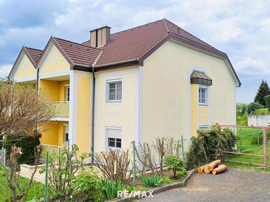 Helle neuwertige Wohnung mit Loggia, Garage, großem Keller