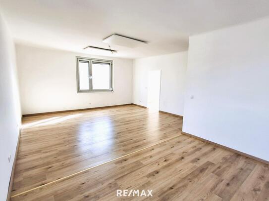 Helle Dachgeschoss-Wohnung, saniert, mit kleiner Terrasse und einem Balkon!