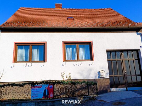 Ziegelmassivhaus mit Dachausbaumöglichkeit, mit Nebengebäude, Garage und 2. Zufahrt