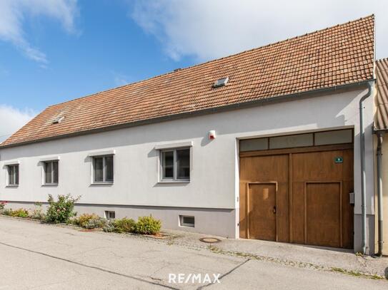 Einfamilienhaus mit großem Nebengebäude