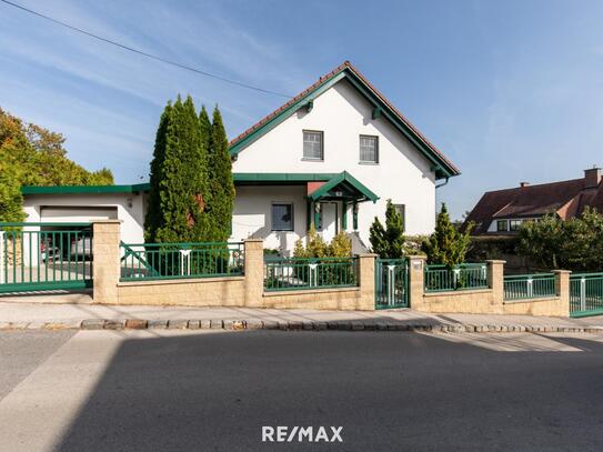 Modernes Einfamilienhaus mit Salzwasserpool und Photovoltaikanlage