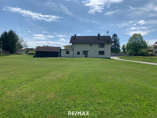***OPEN HOUSE Freitag, 21. März 2025 von 13 - 16 Uhr*** Einfamilienhaus mit großzügiger Grünfläche und 2 Garagen