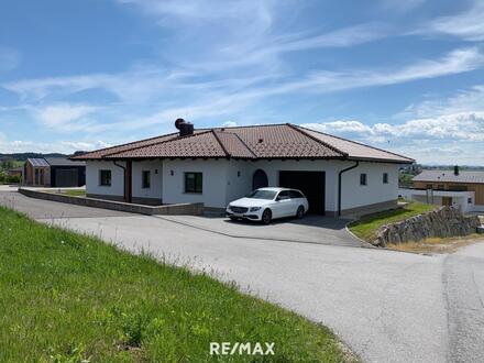 Hochwertiger Bungalow in traumhafter Südhang-Lage und mit herrlichem Ausblick!