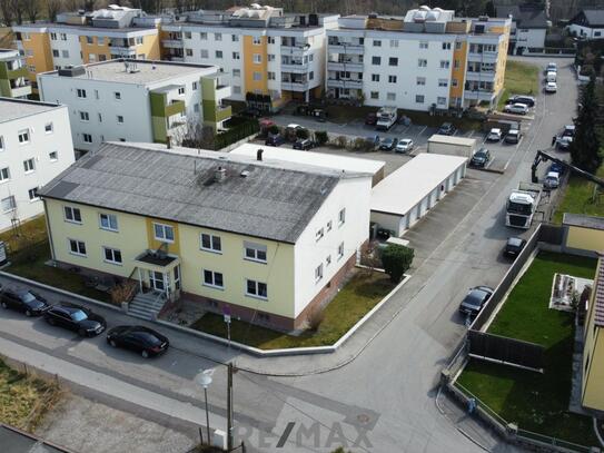 5% Rendite + Potential für "dreigeschossiger Wohnbau" + Voll vermietetes Zinshaus mit 7 Wohneinheiten u. 7 Garagen