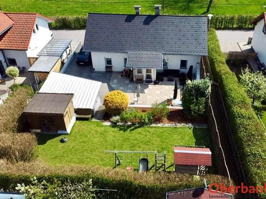 Saniertes Einfamilienhaus mit Garten und Doppelcarport